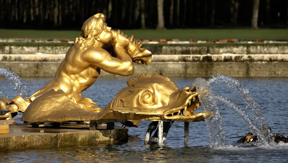 square bronze Apollo Fountain with Rearing Horse Statue