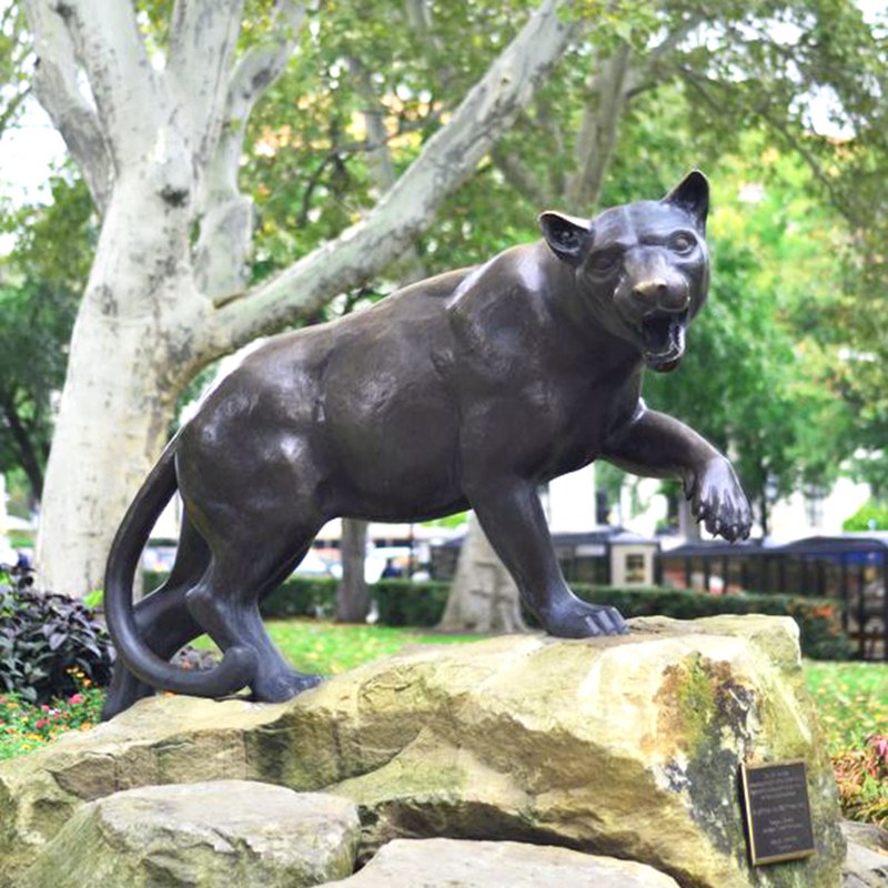 leopard statue