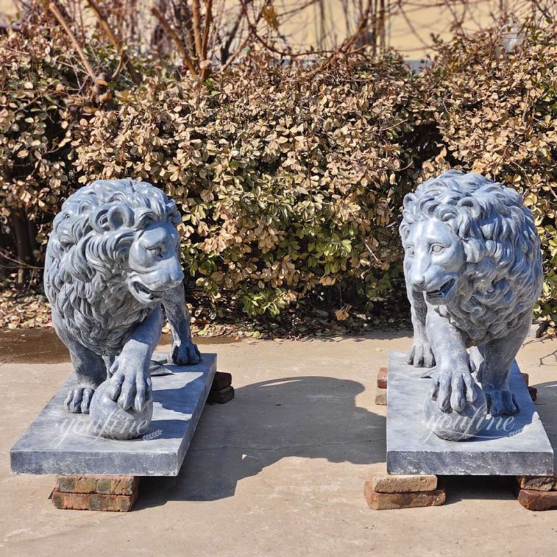 Estatua personalizada de un león caminando y sosteniendo una pelota.