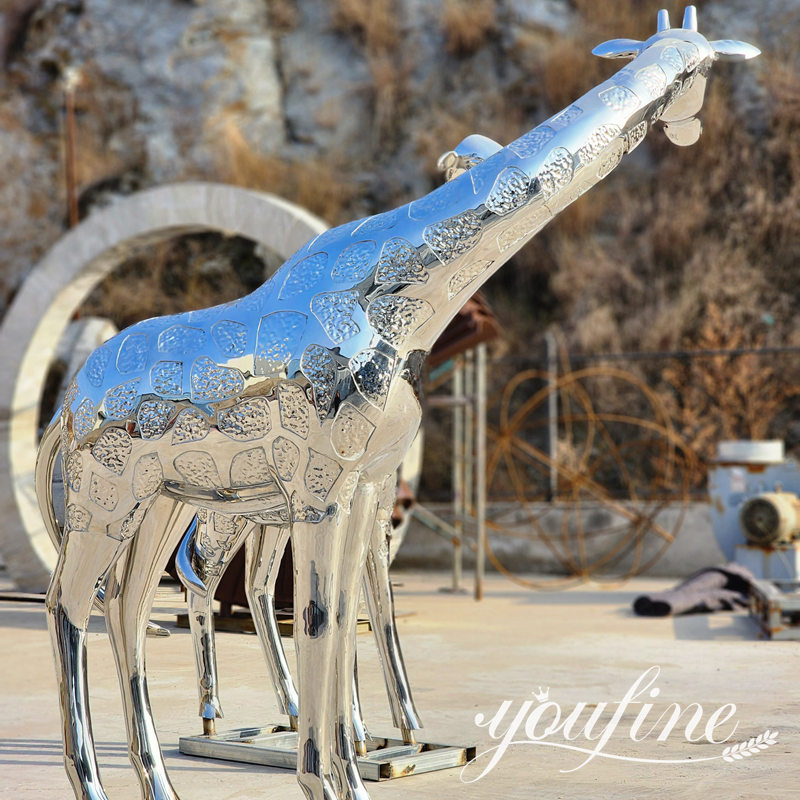 mirror giraffe sculpture details