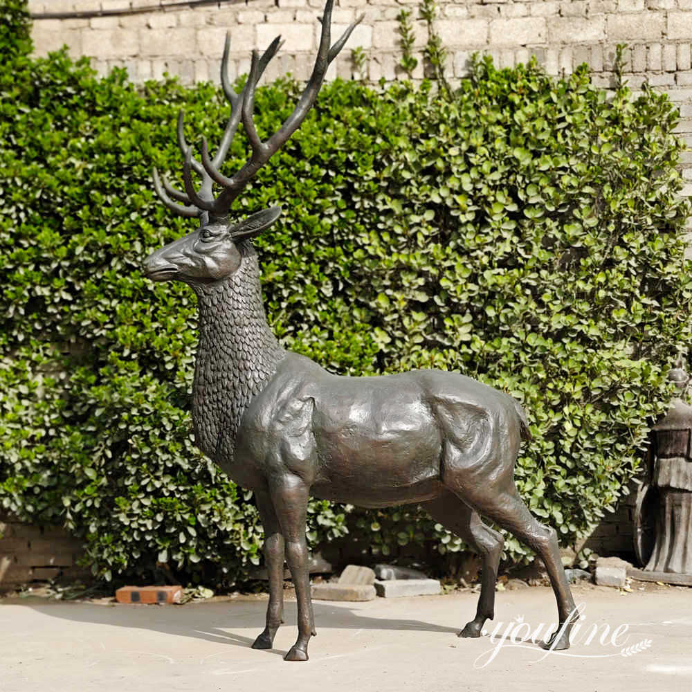De pie stag Escultura con cabeza erguida y astas ramificadas.