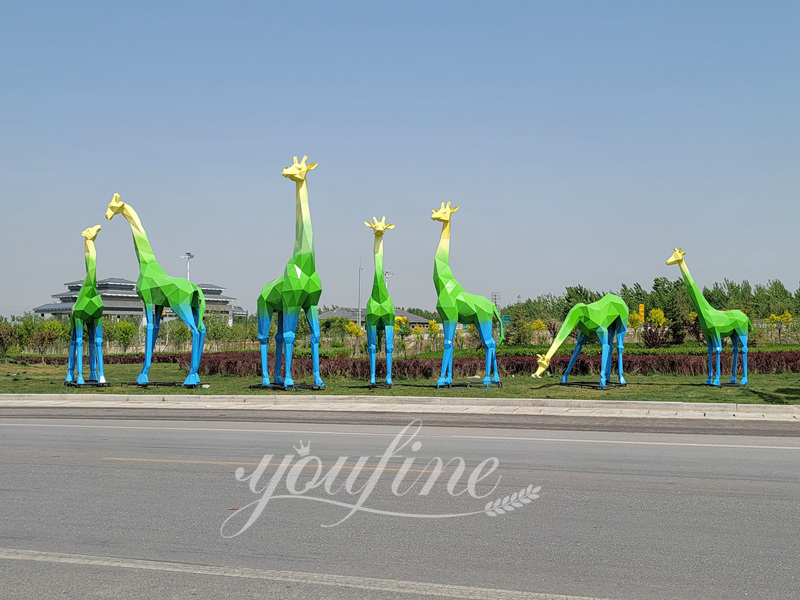 Metal Giraffe Sculpture Square Decor 