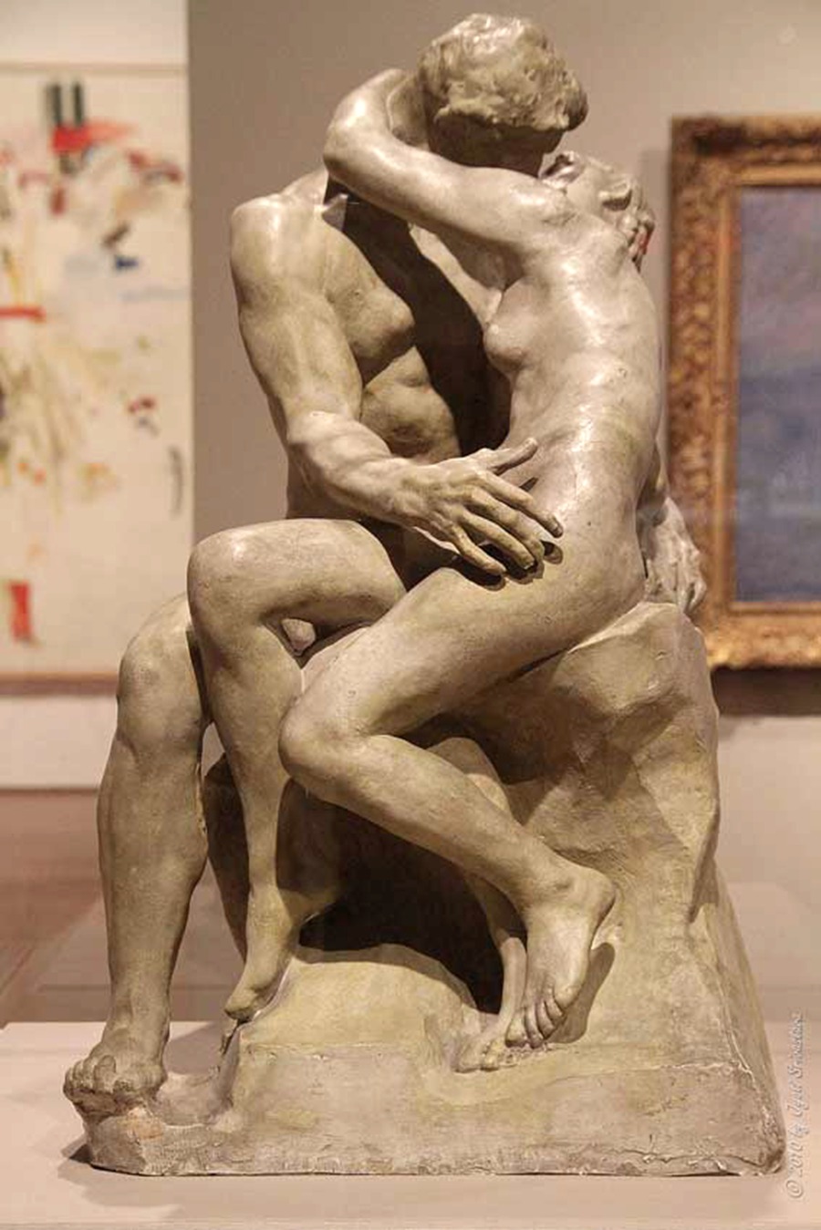 famous the kiss statue