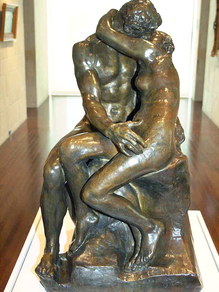 the kiss bronze statue