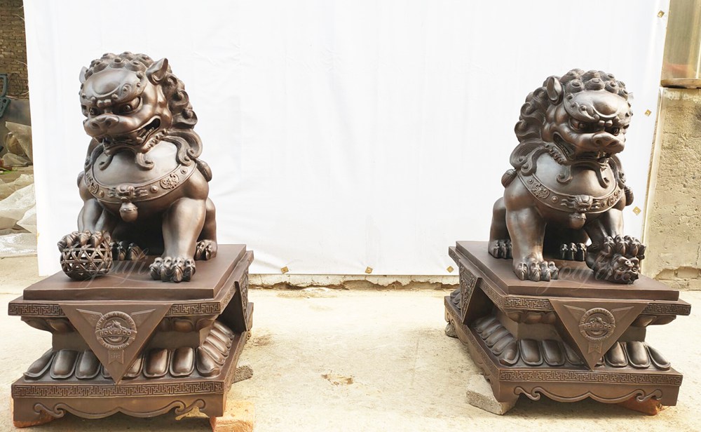 Más estatuas de leones chinos para la puerta principal