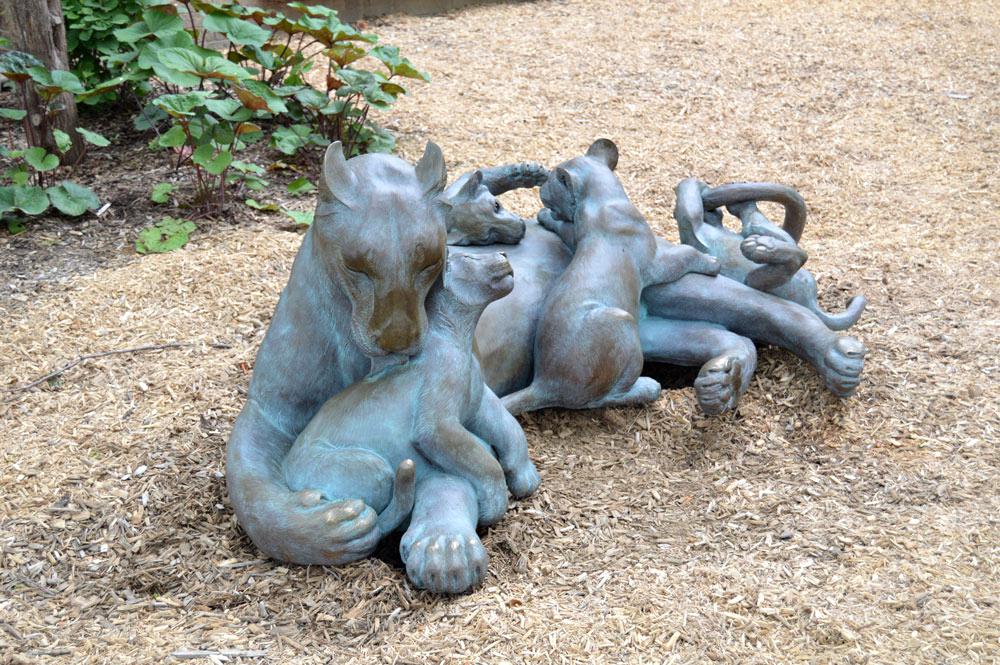 Een familie van leeuwensculpturen voor dierentuindecoratie