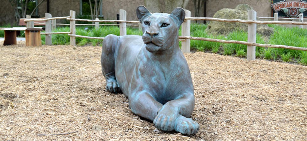 Gepatineerde leeuwin, beeldje, dierentuindecoratie