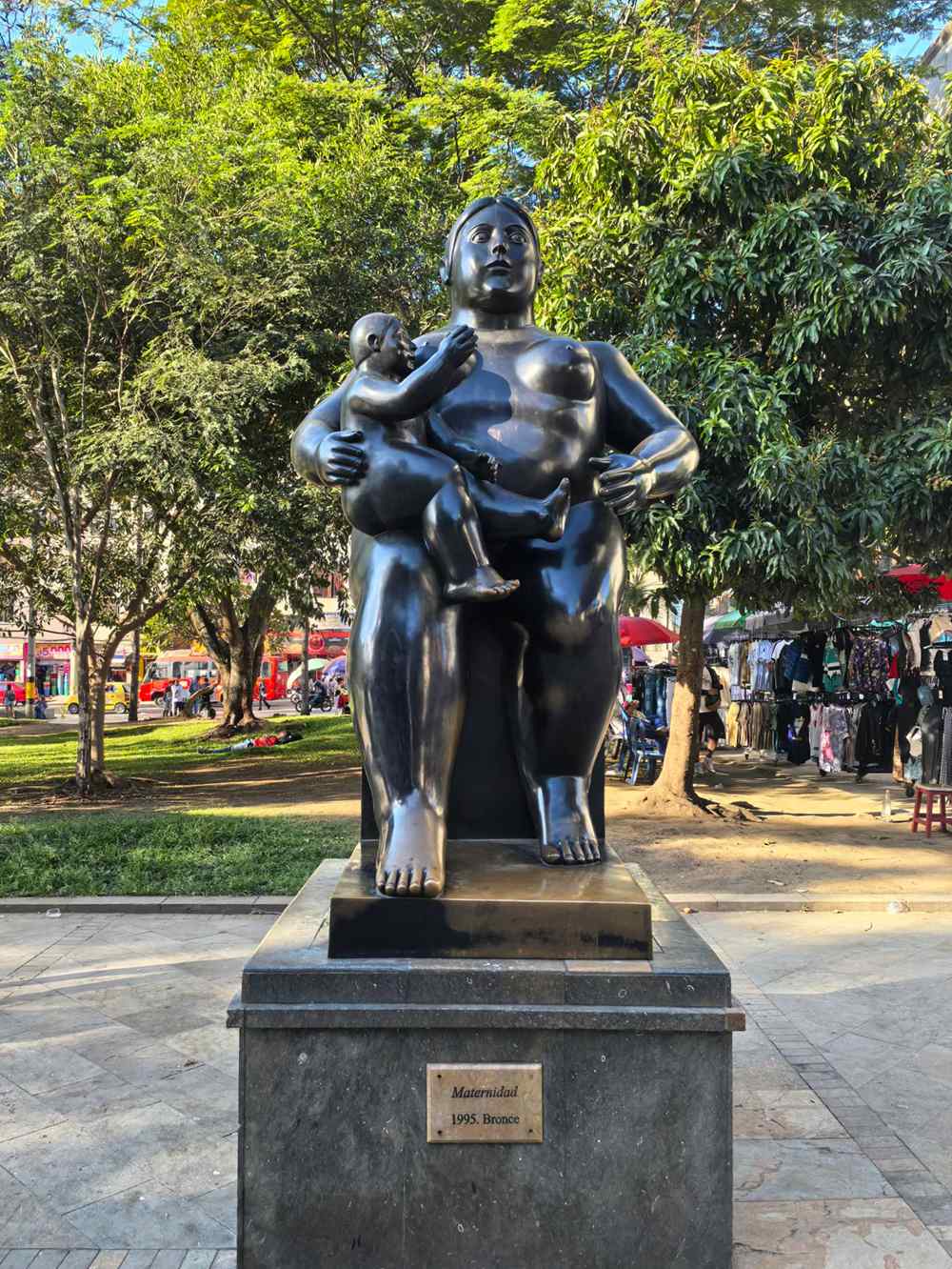 botero maternidad motherhood bronze statue