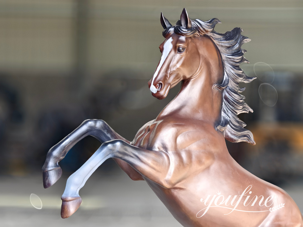 Détails en gros plan d'une statue de Mustang en bronze
