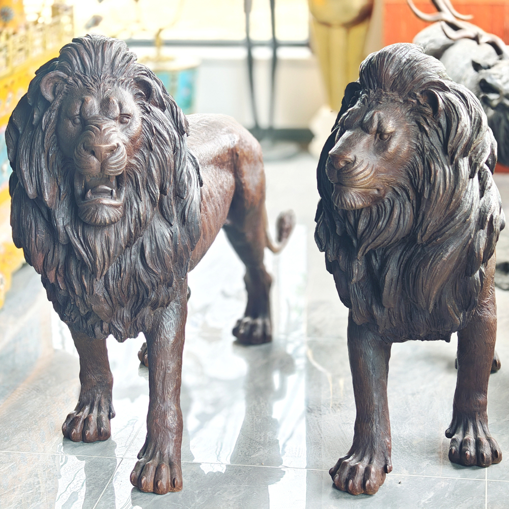 Bronzen beeld van een staande leeuw met bruine patina, replica.