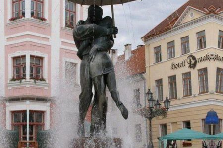 Bronze Statue Tartu Kissing Students Fountain BOK1-155