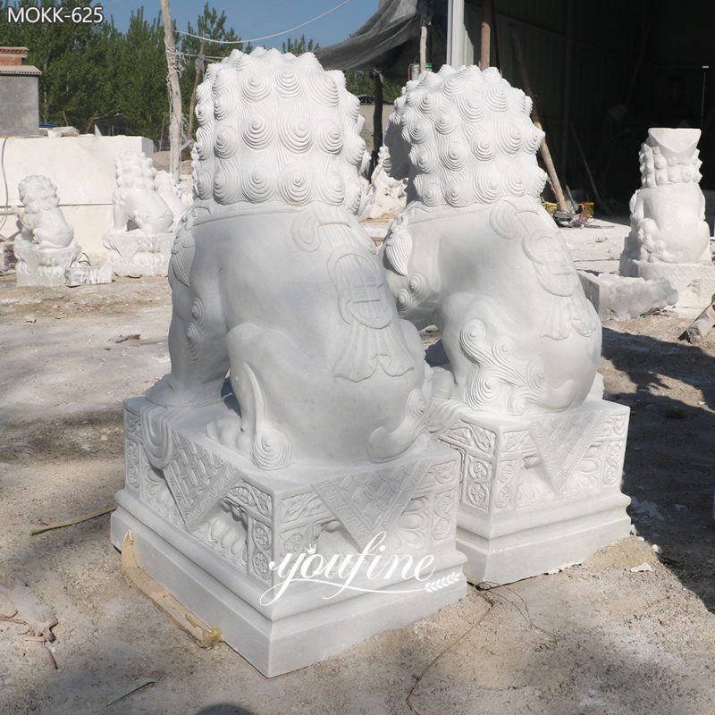 Cães Foo chineses em mármore branco com base de pedestal