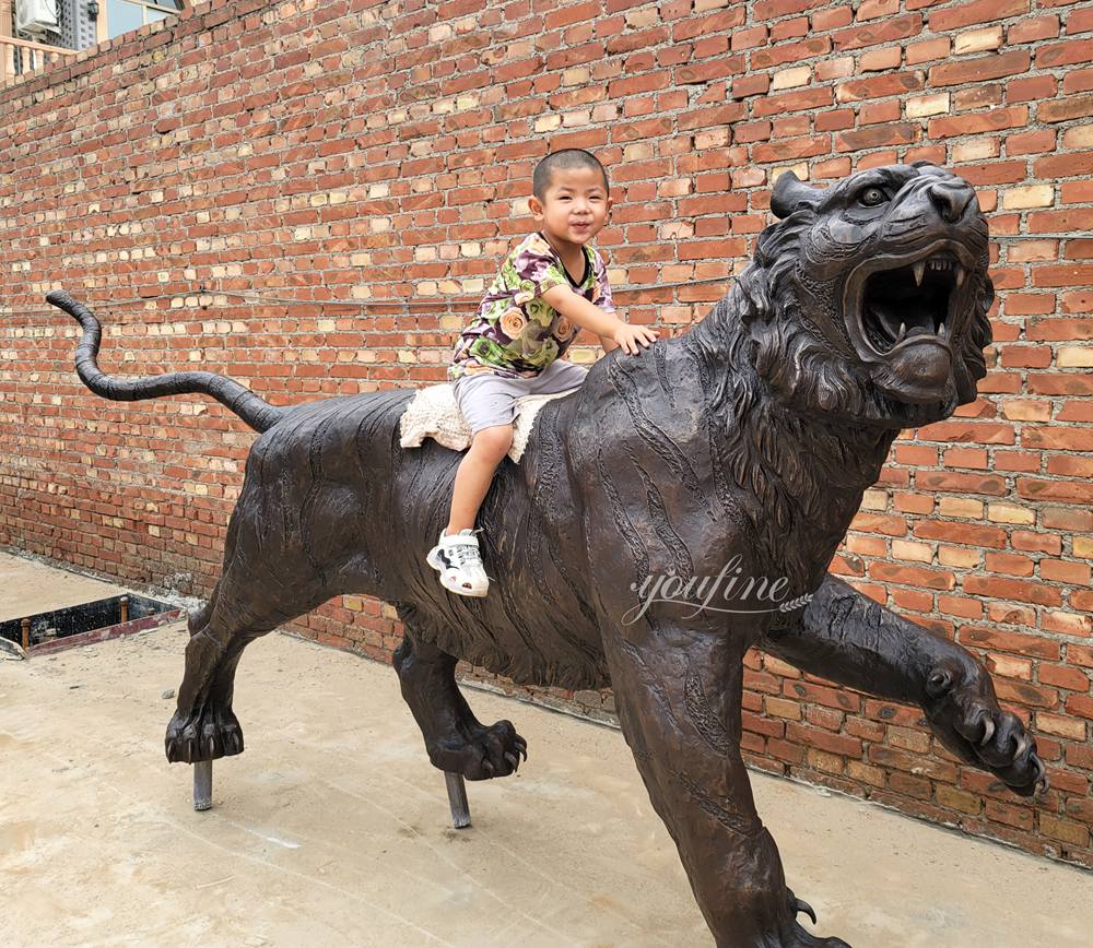 Wild animals Life-size walking bronze Tiger Sculpture