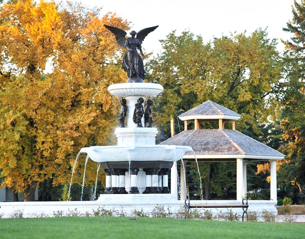 bronze Angel statue of the Fountain