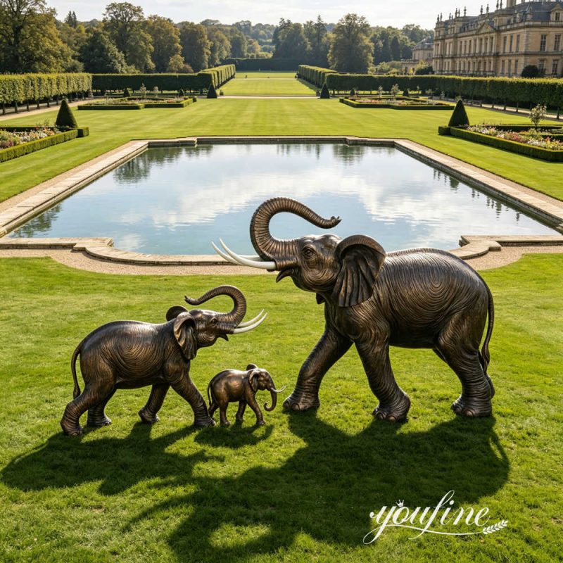 grote sculptuur van een moederolifant en haar babyolifant
