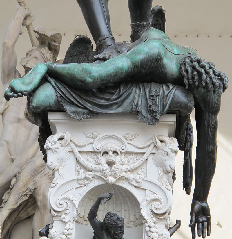 perseus-with-the-head-of-medusa statue