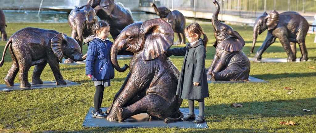 Youfine Lifesize Bronze Elephants Sculpture