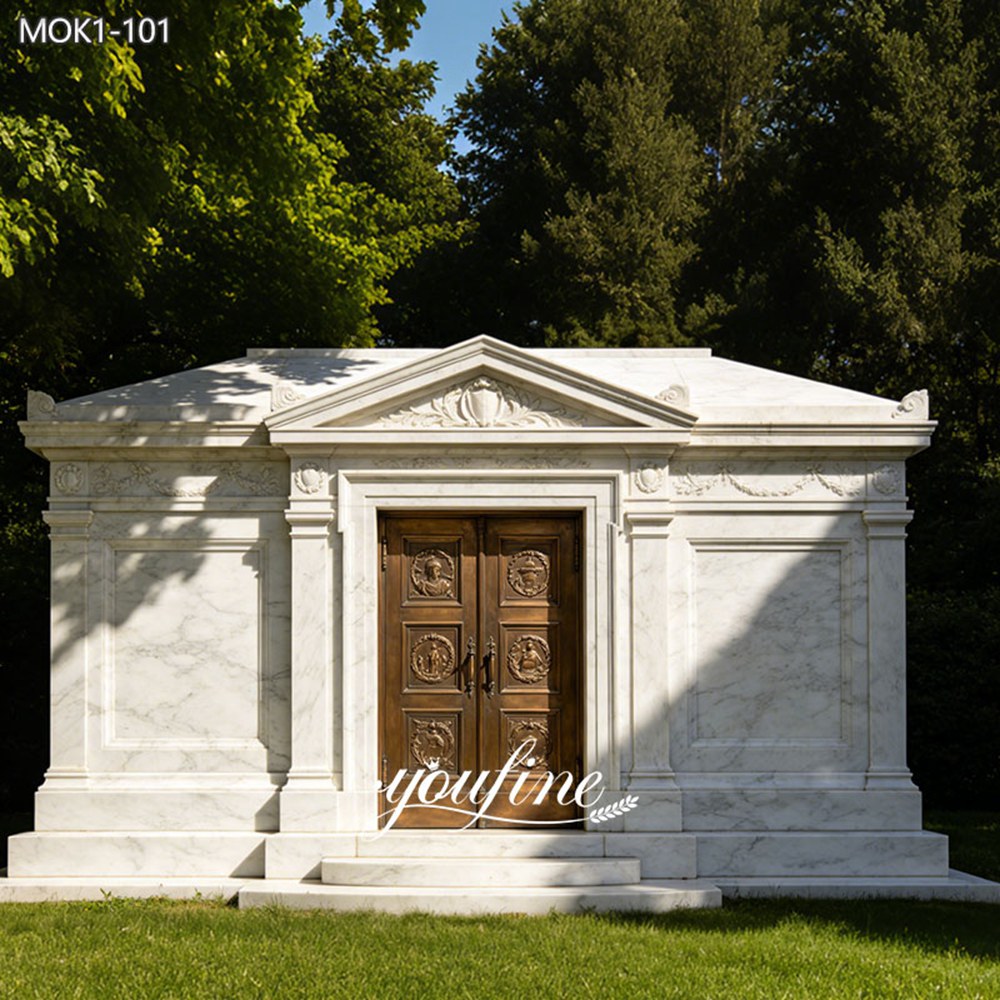Mausoleo di famiglia con porte in bronzo per il cimitero