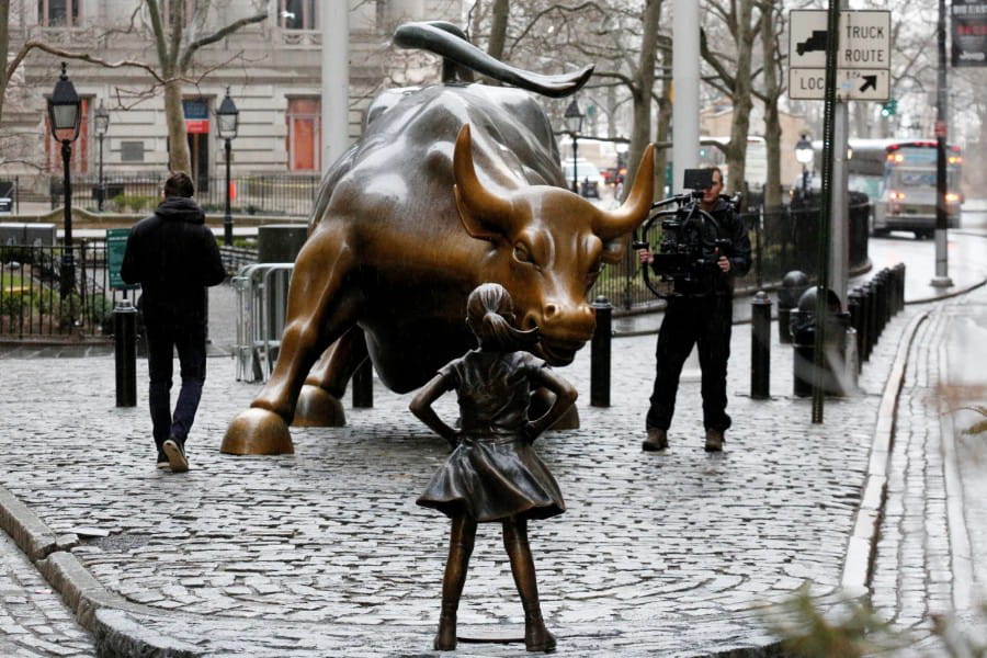 Fearless Girl statue before Charging bull