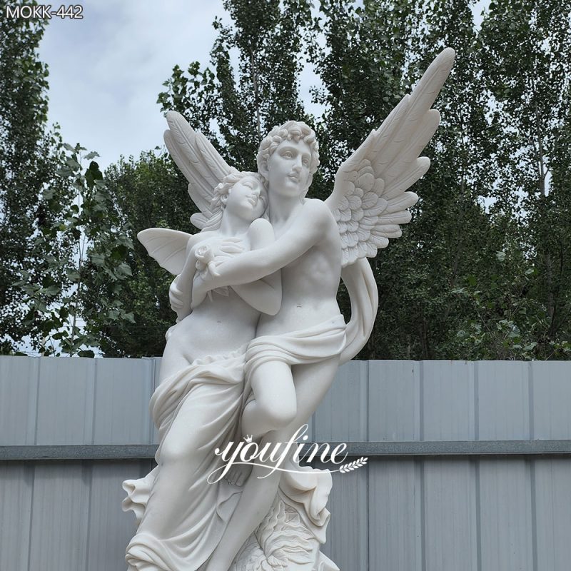 Dettagli della scultura in marmo di Amore e Psiche