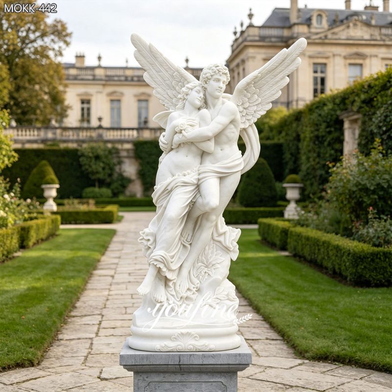 Scultura in marmo di Cupido e Psiche nel giardino