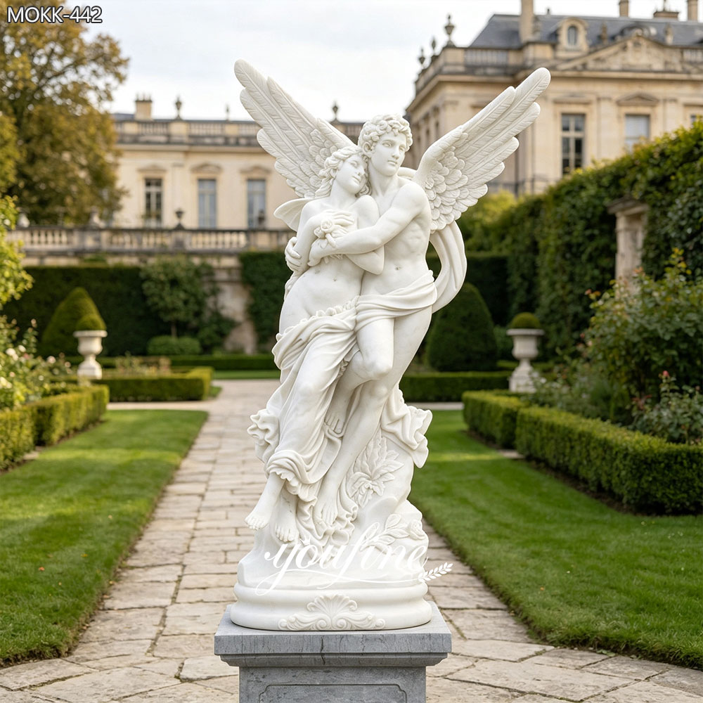Scultura in marmo di Cupido e Psiche nel giardino
