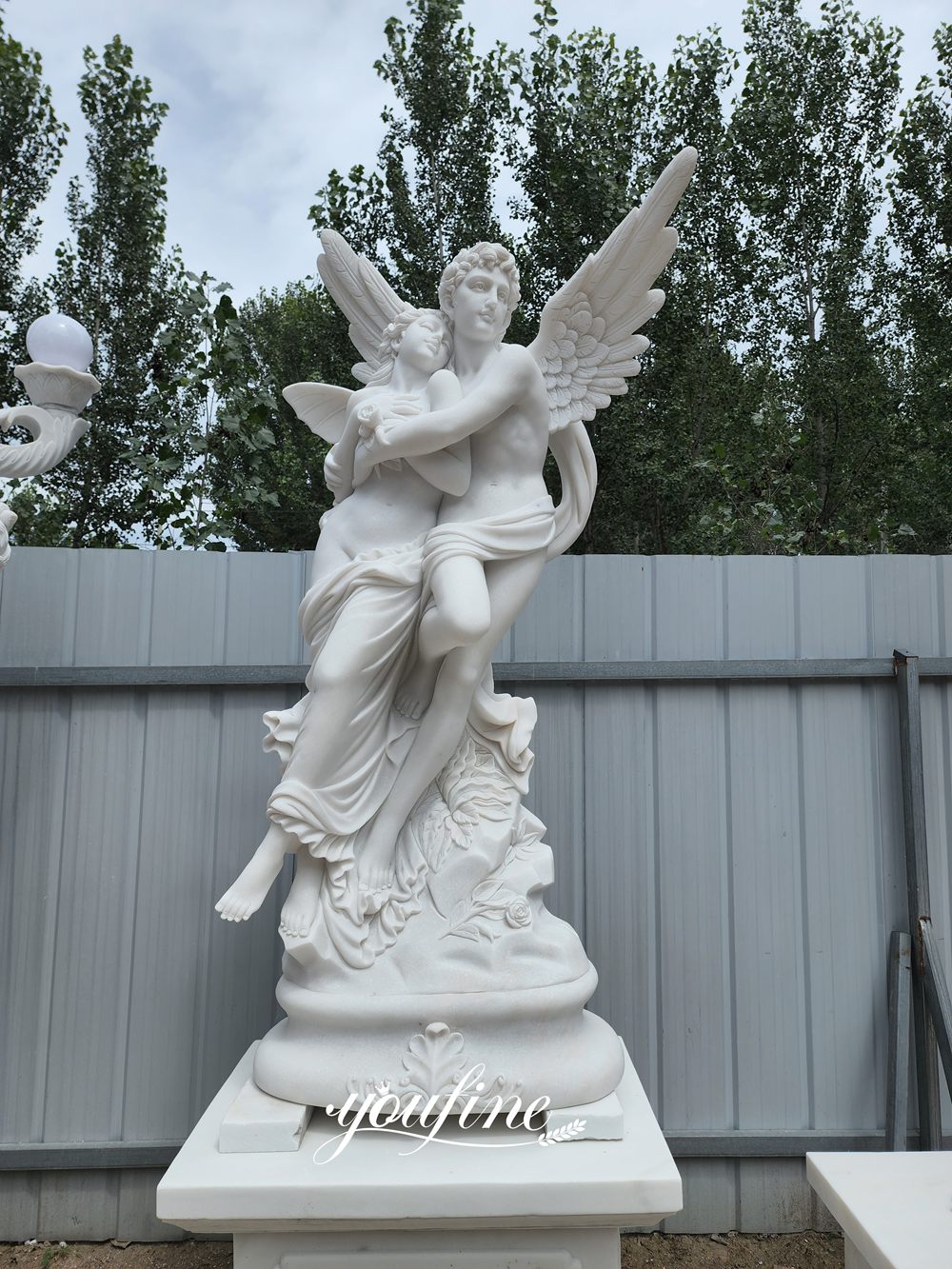 Grande scultura in marmo raffigurante Cupido e Psiche.