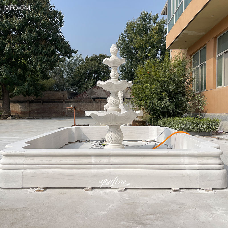 Brunnen auf dem Platz im Freien