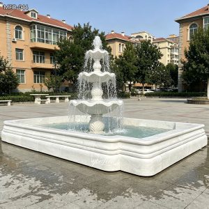 Weißer Platzbrunnen