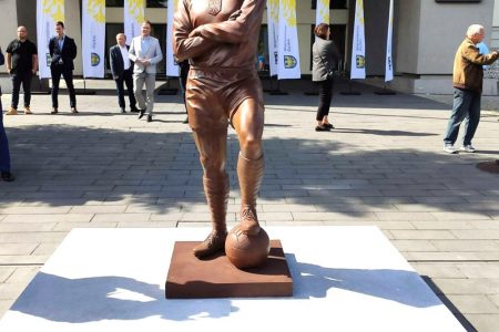 athlete sculpture
