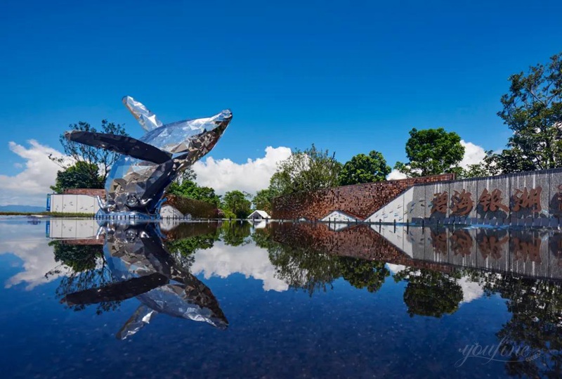 Metal Whale Sculpture Jumping out of the Water (2)