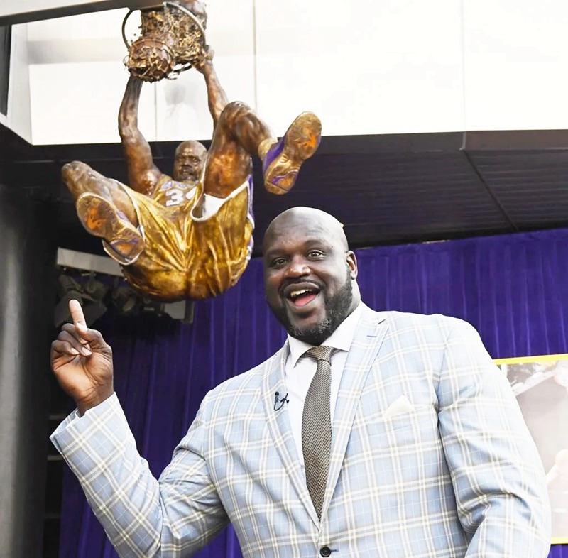 Shaquille O'Neal Statue