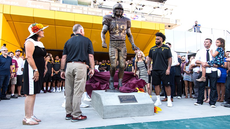 bronzen standbeeld van Pat Tillman