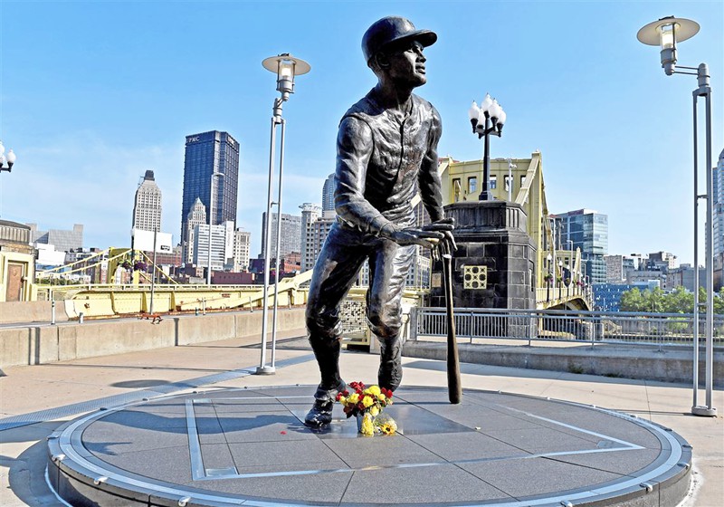 bronze Roberto Clemente Statue