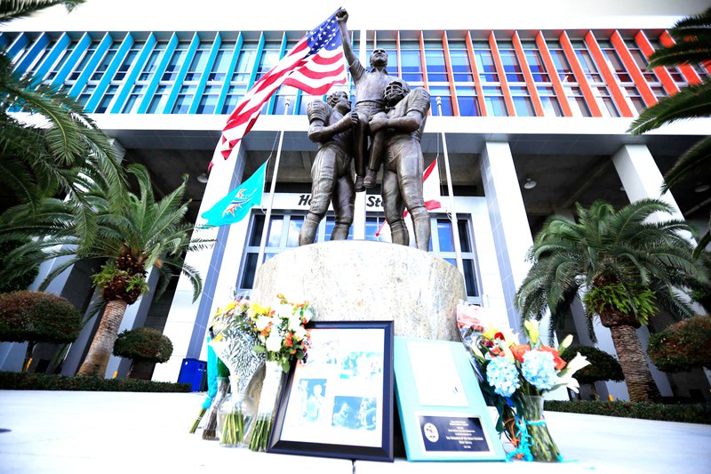 bronze don-shula-statue