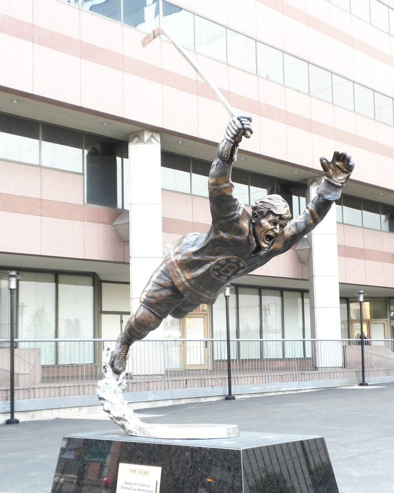 brozne Bobby Orr Statue