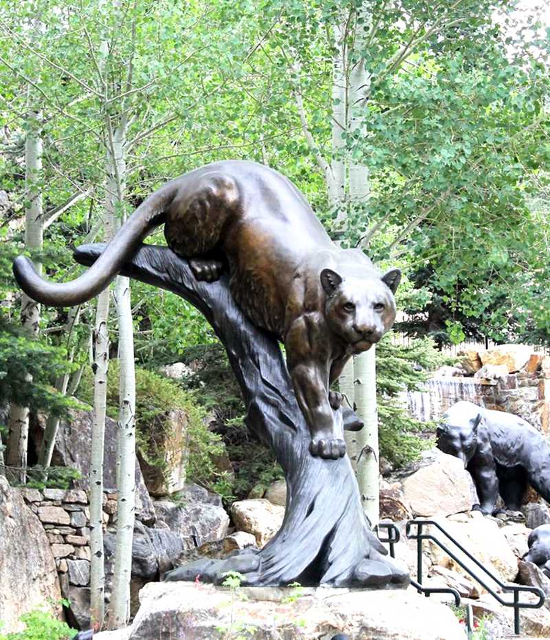 Snow-leopard-statues