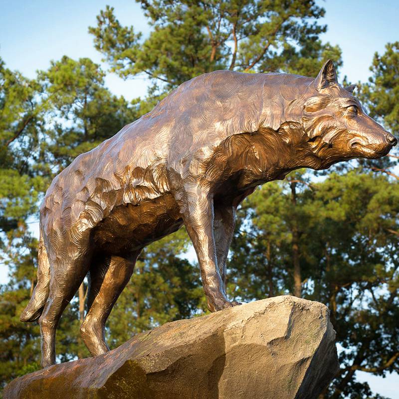 wolf-garden-statue