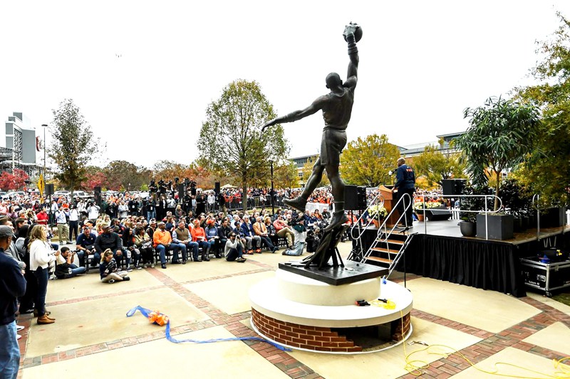 Charles Barkley statue (2)