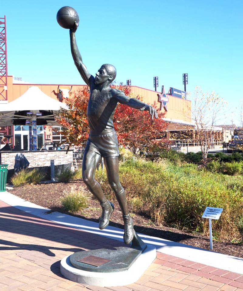 Dr. J Statue (Philadelphia, USA)