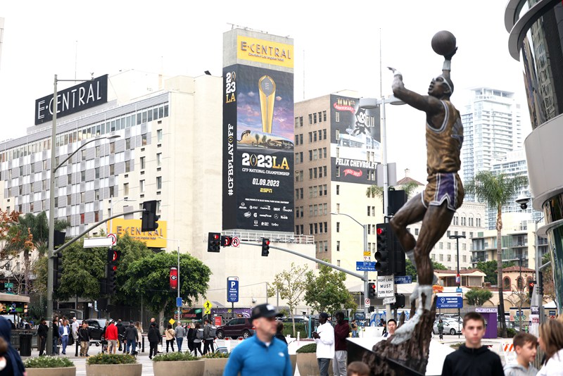 Kareem Abdul-Jabbar Sky Hook Statue