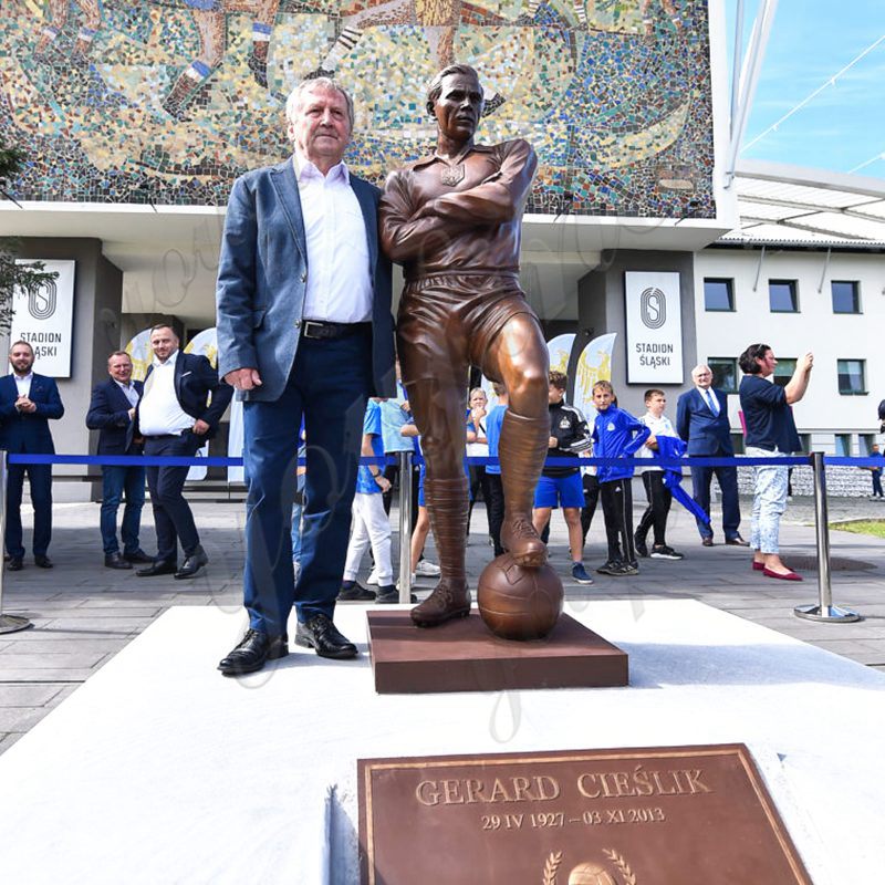 Bronzestatue des Fußballers Gerard Cieślik aus dem polnischen Stadion Feedback