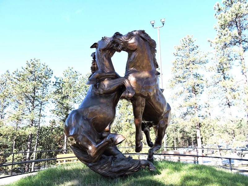fight horse statue