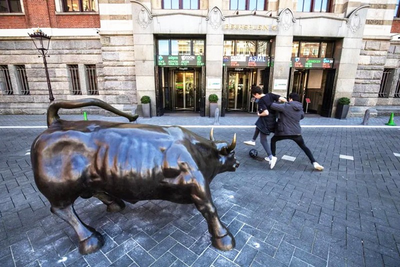 Amsterdam Netherlands replica Charging Bull