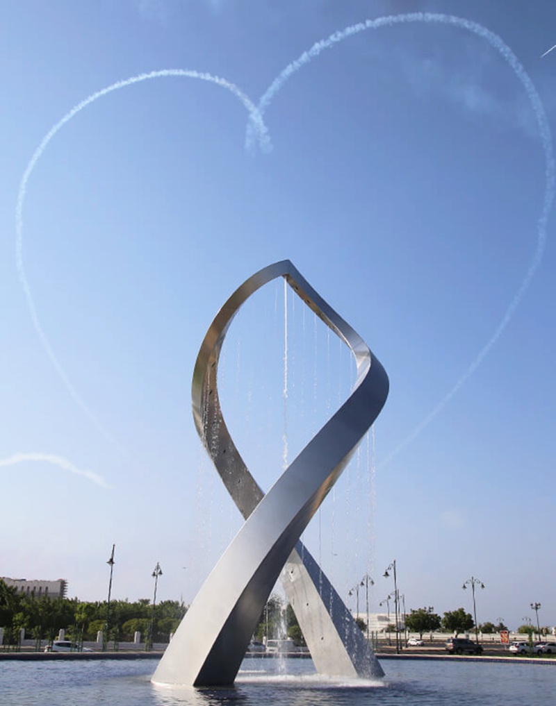 Contemporary water sculpture