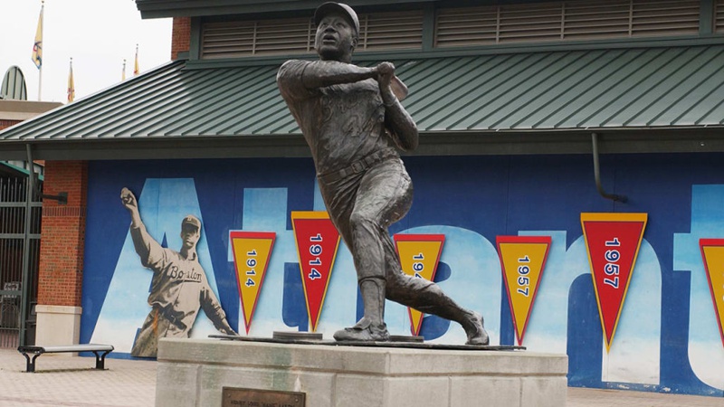 Hank Aaron bronze Statue