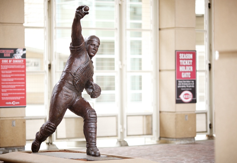 Johnny_Bench_Statue_at_Great_American_Ball_Park