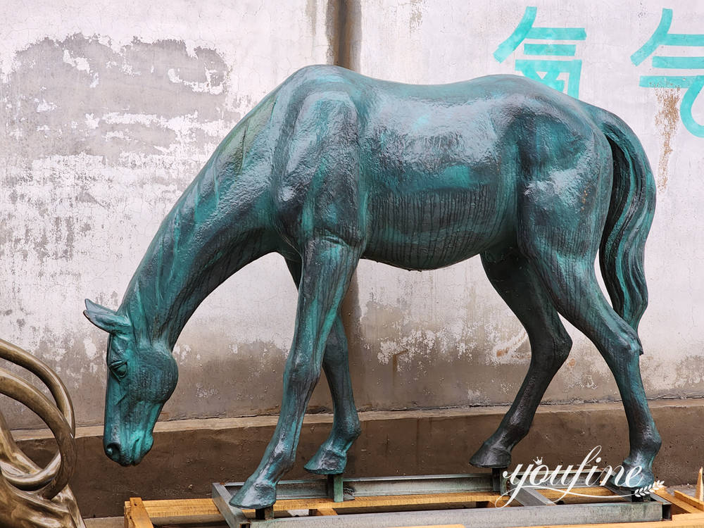 bronzen grazend paard