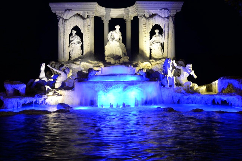 large water trevi fountain