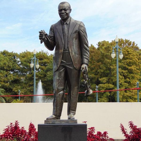louis armstrong statue new orleans airport